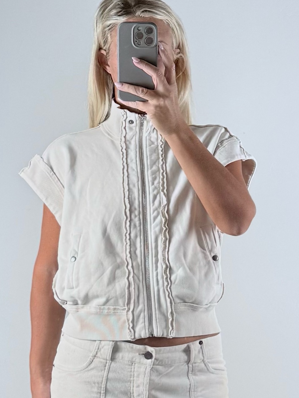 Elan Cream Zip-Front Sleeveless Crop distressed Shirt / Jacket